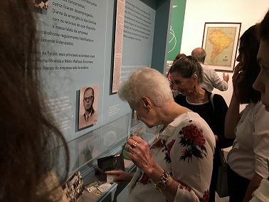 Visitantes na exposição "Nas asas da Panair"