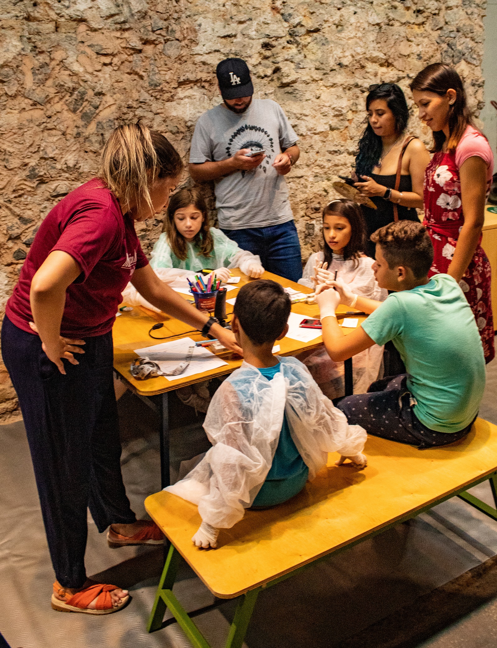Crianças e acompanhantes durante atividade do Bondinho da História do MHN