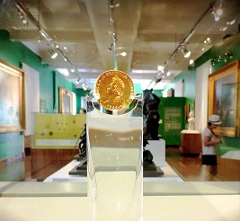 A moeda "Peça da coroação" (1822) na exposição de longa duração do MHN