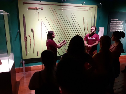 A educadora Letícia Souza durante mediação em Libras na sala "Os donos da terra" da exposição de longa duração