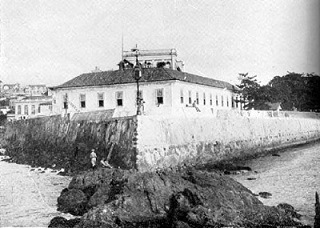 Em uma ponta que avançava sobre a baía de Guanabara, os portugueses construíram, em 1603, a fortaleza de Santiago - origem do conjunto arquitetônico que abriga o MHN desde 1922