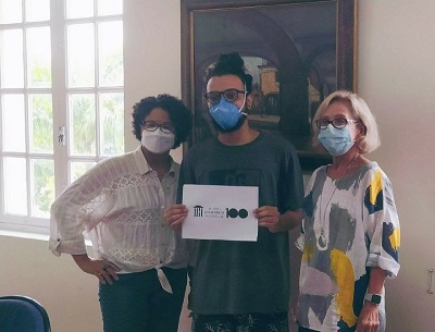 Aline Montegro, Gabriel Ferrari e Maria Linhares no ato simbólico de entrega da marca comemorativa dos 100 anos do museu