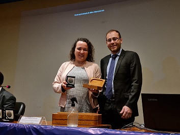 MHN 100 anos: A diretora Subsituta do MHN recebe a medalha comemorativa do diretor de Governança, Orçamento e Finanças da Casa da Moeda do Brasil