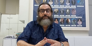 O diretor da Escola de Museologia da Unirio conversa com o público sobre a criação do MHN e do Curso de Museus