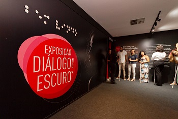 "Diálogo no escuro": público vivencia experiência multissensorial às escuras