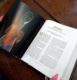 A versão digitalizada do livro, assim como a versão em áudio, estão disponíveis para download gratuito
