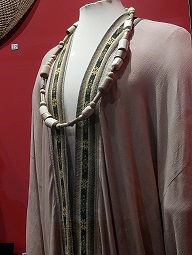 Quimono com grafismos andinos produzido por Dayana Molina em exposição no MHN